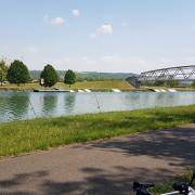 Un pont, un cours d'eau et des pêcheurs ...